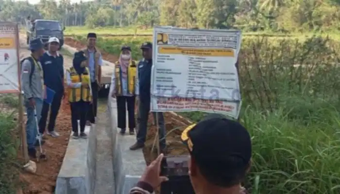 Tim dari Balai Besar Wilayah Sungai (BBWS) cek pelaksanaan P3TGAI tahun anggaran 2023 di Desa Keles, Kecamatan Ambunten.