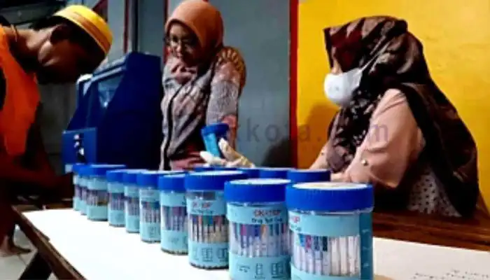 Salah seorang WBP Rutan Kelas IIB Sumenep jalani tes urine.