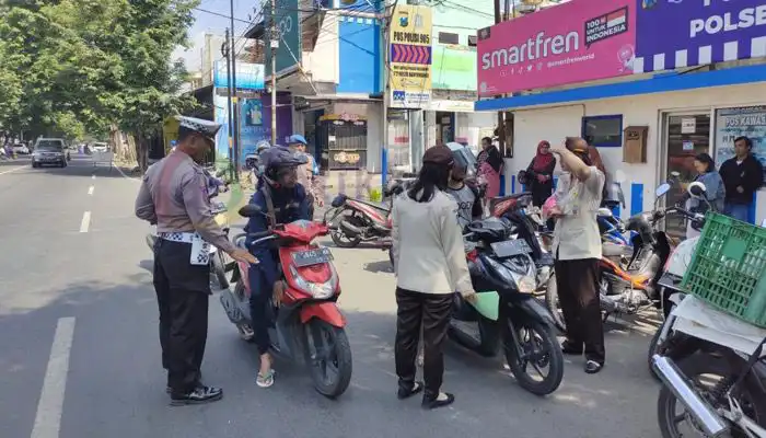 Tim Gabungan sedang memeriksa kelengkapan surat-surat kendaraan di depan Mapolsek Rogojampi, Banyuwangi.