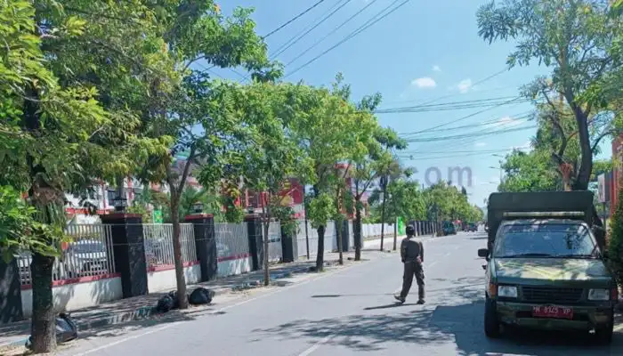 Petugas Satpol PP Sumenep berjaga setelah penertiban parkir liar depan RSUD dr. H. Moh. Anwar Sumenep.