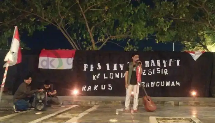 Koordinator Aliansi Rakyat Bergerak (ARB), Muhammad Muhsin berorasi di acara Festival Rakyat Kolonial Pesisir di depan Pemkab Sumenep.