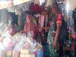 Turut Cek Harga Sembako, Babinsa Datangi Pertokoan
