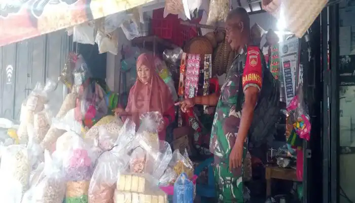 Babinsa Desa/Kecamatan Sambungmacan, Serka Supono mendatangi toko turut mengecek harga sembako.