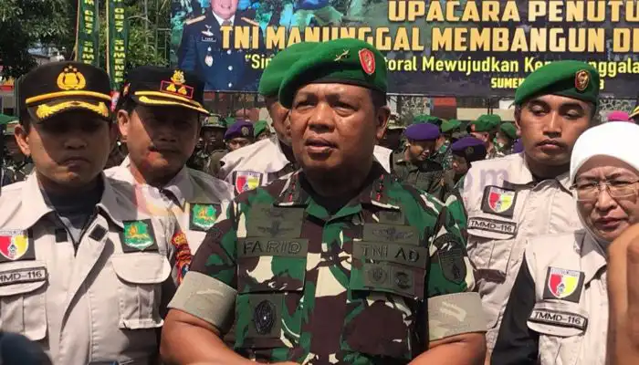 Pangdam V/Brawijaya, Mayjen Farid Makruf didampingi Wakil Bupati Sumenep, Hj. Dewi Khalifah pada acara penutupan TMMD ke-116.