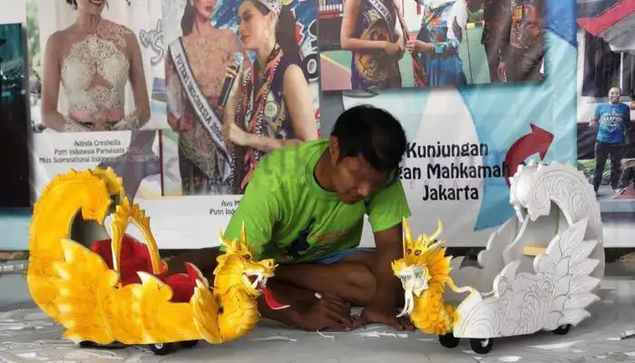 Seorang WBP Rutan Kelas IIB Sumenep sedang membuat miniatur odong-odong.