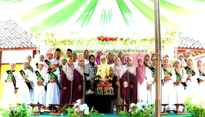 Wakil Bupati Sumenep, Hj. Dewi Khalifah saat menghadiri acara Pisah Kenang Siswa Kelas VI SDN Jabaan I, Kecamatan Manding.