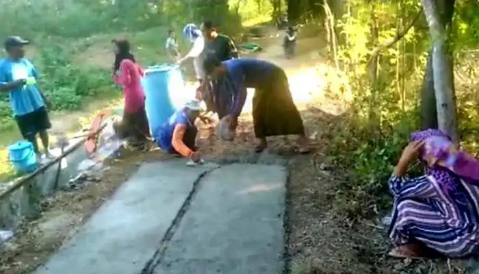 Warga Dusun Kalompang gotong royong memperbaiki jalan Desa Jate, Kecamatan Gili Genting secara swadaya.