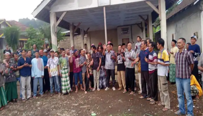 Pemdes Margomulyo, Tim Relawan dan warga Dusun Sumbermulyo foto bersama dalam program Tora.