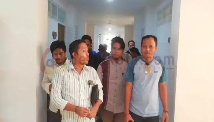 Warga didampingi Penasehat Hukum Gema Aksi, Marlaf Sucipto usai melaporkan Kades Gersik Putih dan Investor di Mapolres Sumenep.