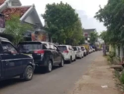 Antrian Kendaraan Roda 4 Mengular di Penyeberangan Kalianget-Talango