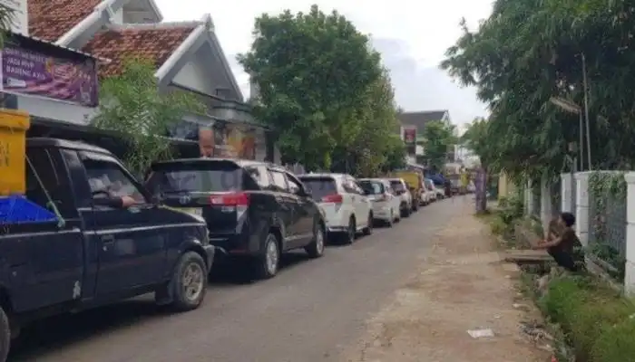 Antrian panjang kendaraan roda 4 penyebarangan Kalianget-Talango.