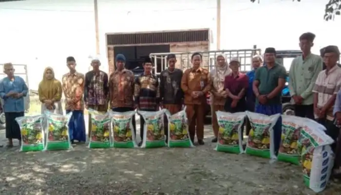 Sejumlah petani tembakau menerima bantuan pupuk dari Dinas Ketahanan Pangan dan Pertanian (DKPP) Kabupaten Sumenep.