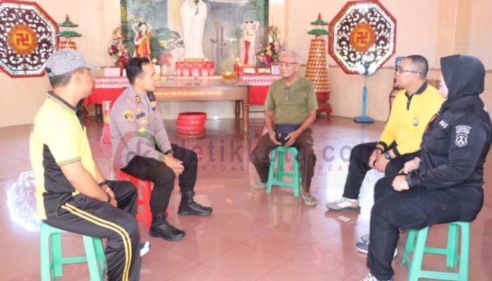 Kapolres Sumenep, AKBP Edo Satya Kentriko beserta jajaran saat ramah tamah bersama pengurus Klenteng Pao Sian Lin Kong dalam acara Jumat Curhat.