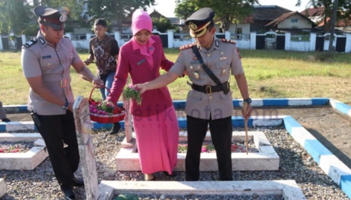 Kapolres Sumenep, AKBP Edo Satya Kentriko bersama Ketua Bhayangkari menaburkan bunga di makan pahlawan TMP Jokotole Sumenep.