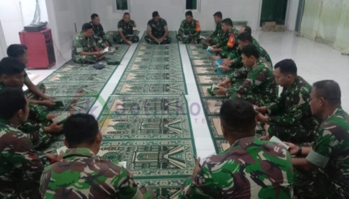 Prajurit Kodim 0827/Sumenep malaksanakan doa bersama di Musalla Darussalam Makodim setempat.