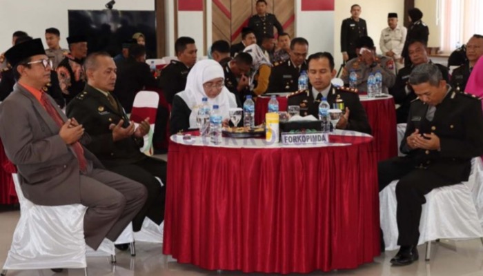 Wakil Bupati Sumenep, Hj Dewi Khalifah, Ketua DPRD Sumenep, H. Abdul Hamid Ali Munir, Kapolres Sumenep, AKBP Edo Satya Kentriko dan Kasdim 0827 Sumenep, Mayor Cba Ari Pamungkas dalam acara tasyakuran HUT Ke-77 Bhayangkara.