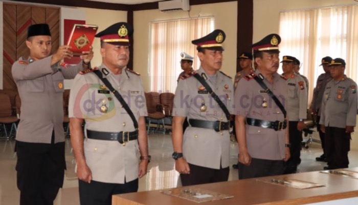 Tiga pejabat baru saat pengambilan sumpah dalam acara Sertijab oleh Kapolres Sumenep, AKBP Edo Satya Kentriko.