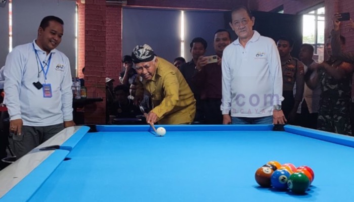 Asisten Perekonomian dan Pembangunan Sekretariat Kabupaten Sumenep, Ahmad Masuni didampingi Ketua POBSI setempat membuka Kejurda Billiard Jawa Timur 2023 di Mr Ball.