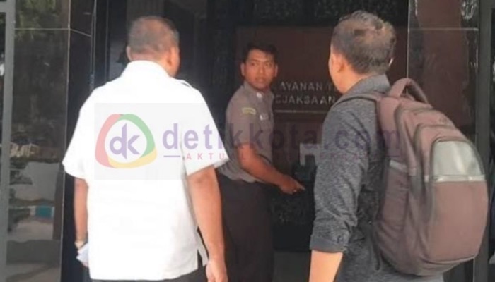 Tersangka AZ (baju putih) didampingi Kuasa Hukumnya, Marlaf Sucipto (pakai tas ransel) saat tiba di Kantor Kejari Sumenep.
