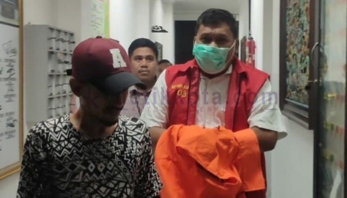 Tersangka AZ (rompi orange) digiring ke mobil tahanan usai diperiksa oleh penyidik Kejari Sumenep.