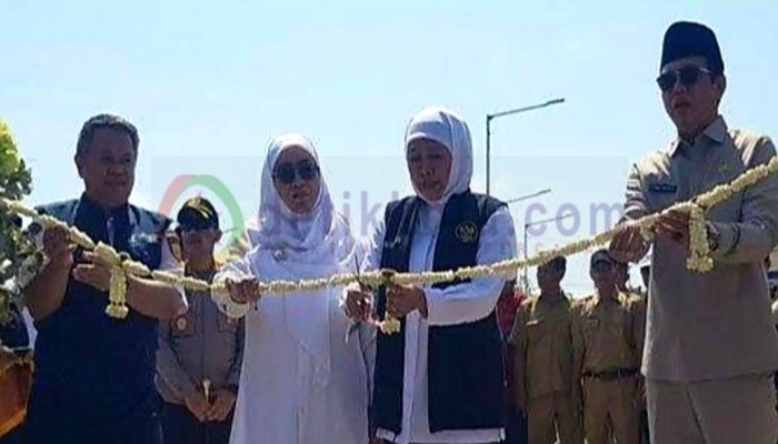 Gubernur Jatim Khafifah Indar Parawansa didampingi Wakil Bupati Sumenep, Hj. Dewi Khalifah, Kadis Perhubungan Jatim dan Ketua DPRD Sumenep menggunting pita peresmian Dermaga Dungkek.