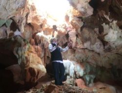 Gubernur Khafifah Kunjungi Wisata Batu Canggah dan Goa Mahakarya di Pulau Gili Iyang