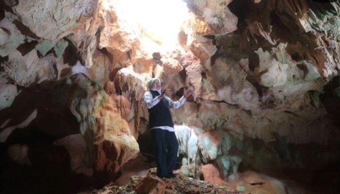 Gubernur Jawa Timur, Khafifah Indar Parawansa saat menikmati keindahan wisata Goa Mahakarya, di Desa Banraas, Pulau Gili Iyang, Kecamatan Dungkek, Kabupaten Sumenep.