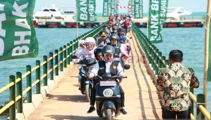 Gubernur Jatim, Khafifah Indar Parawansa menaiki motor listrik menuju objek wisata Batu Canggah dan Goa Mahakarya di Pulau Gili Iyang, Kecamatan Dungkek, Kabupaten Sumenep.