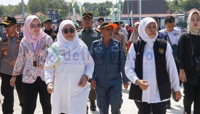 Gubernur Jatim, Khafifah Indar Parawansa didampingi Wabup Sumenep, Hj. Dewi Khalifah saat acara peresmian 2 dermaga di Kecamatan Dungkek.