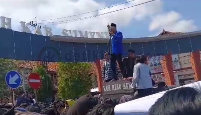 Aktivis PC PMII Sumenep, Nur Hayat melakukan orasi saat demo Kantor Bupati setempat.