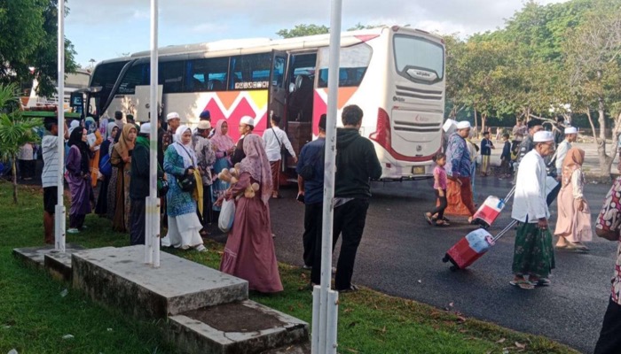 Jemaah haji kloter 7 asal Kabupaten Sumenep tiba di GOR A Yani, Panglegur Sumenep.