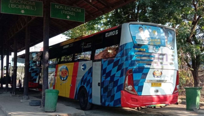 Stiker promosi ajakan berkunjung ke destinasi wisata Kabupaten Sumenep tertempel di bus AKDP.