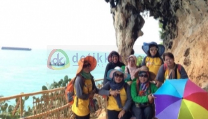 Sejumlah wisatawan berfoto di lokasi wisata Batu Cangga, Desa Bancamara, Pulau Gili Iyang, Kecamatan Dungkek, Kabupaten Sumenep.
