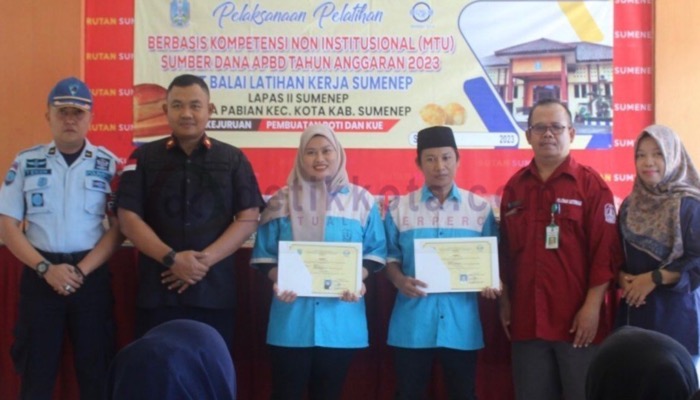 Kepala Rutan Kelas IIB Sumenep, Ridwan Susilo didampingi Kasi Pelatihan dan Sertifikasi BLK Sumenep saat penyerahan Sertifikat Keterampilan Pembuatan Roti dan Kue kepada 16 WBP di Aula Rutan setempat.