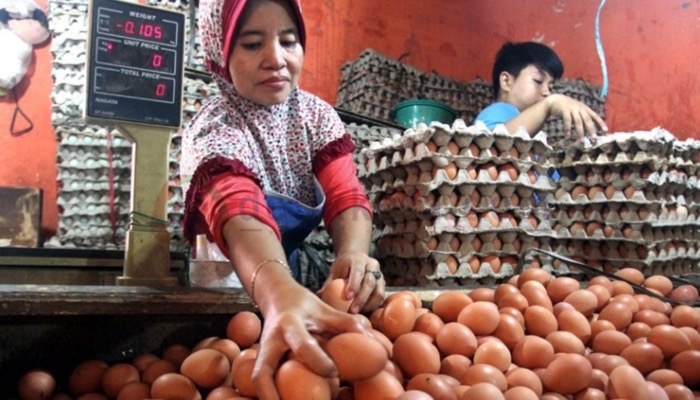 Salah seorang pedagang telur di Pasar Anom Baru Sumenep.