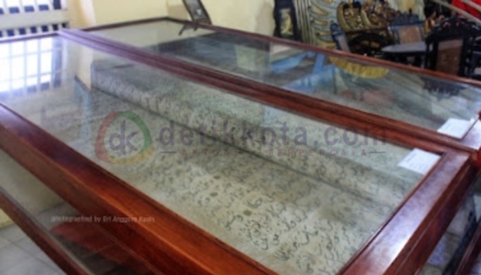 Al-Quran besar, salah satu koleksi di Museum Keraton Sumenep.