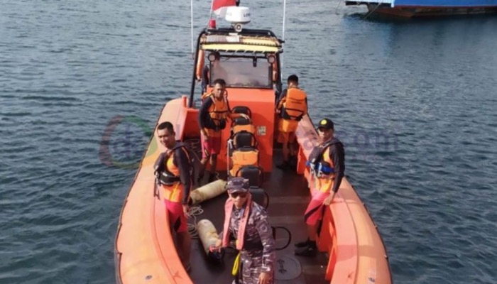 Tim SAR melakukan pecarian nelayan hilang dengan menggunakan RIB (Rigit Inflatable Boat).