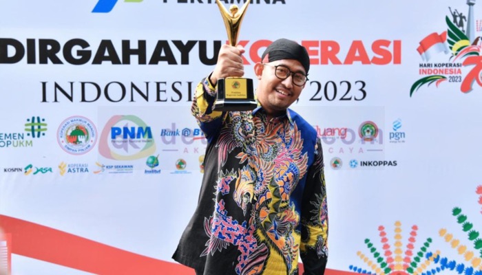 Bupati Sumenep, Achmad Fauzi menujukkan piala penghargaan yang diterimanya dari Dewan Koperasi Indonesia pada Harkopnas ke-76.
