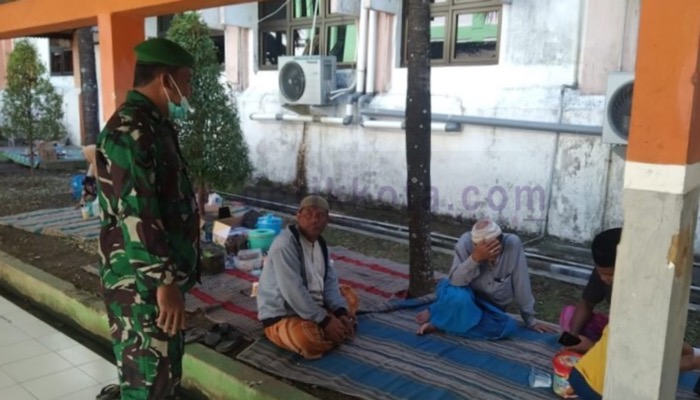 Personel Kodim 0827/Sumenep, Serda Ali Bani memberikan pemahaman tentang larangan merokok di Kawasan Bebas Asap Rokok (KBAR) pada pengunjung RSUD dr H Moh Anwar.