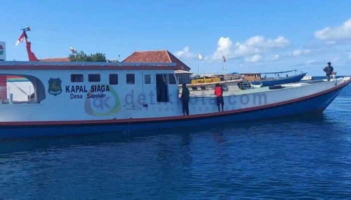 Kapal Siaga milik Pemerintah Desa Sapeken siap melayani kepentingan warga 24 jam.