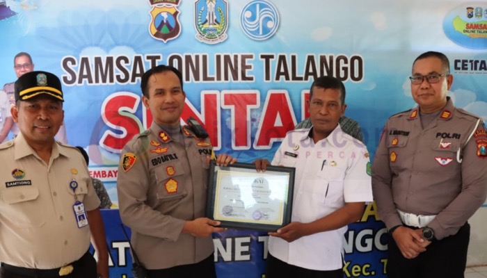Kapolres Sumenep, AKBP Edo Satya Kentriko memberikan penghargaan kepada Camat Talango atas berdirinya SINTAL.