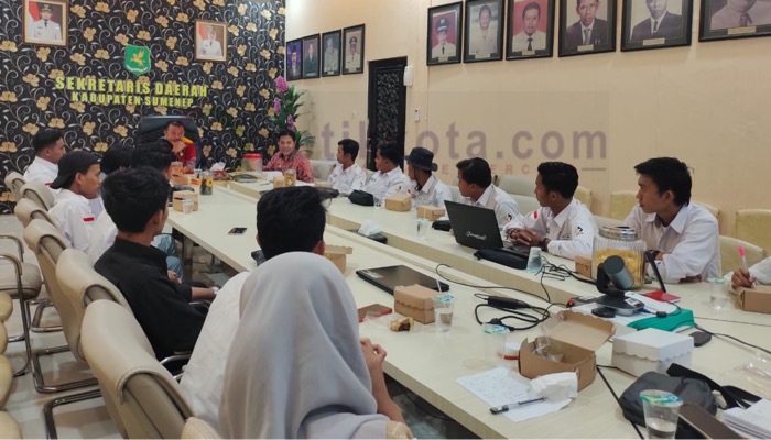 Aktifis Fakta Foundation melakukan audiensi dengan Sekdakab Sumenep soal postur APBD setempat.