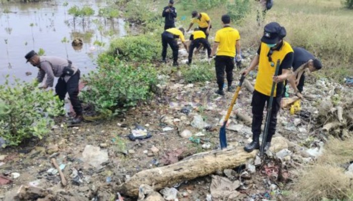 Personel Polres Sumenep gotong-royong membersihkan sampah di sekitar Pelabuhan Rakyat, Desa/Kecamatan Kalianget.