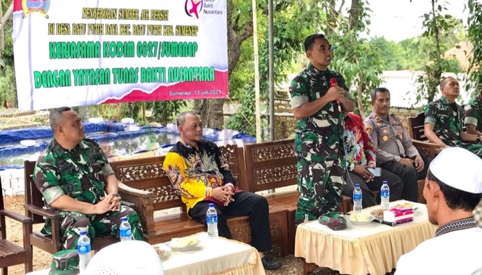 Komandan Kodim 0827/Sumenep, Letkol Czi Donny Pramudya Mahardi membuka acara pengeboran sumber air bersih di Desa Batu Putih Daya, Kecamatan Batu Putih.