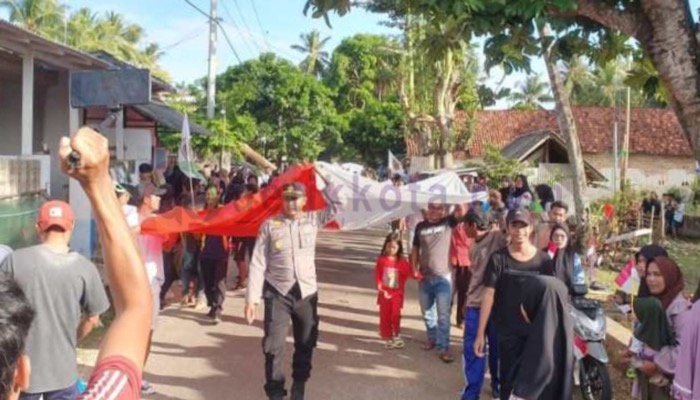 Peserta Jalan Sehat melakukan kirab bendera merah putih sepanjang 78 meter di Kecamatan Kangayan, Pulau Kangean, Sumenep.