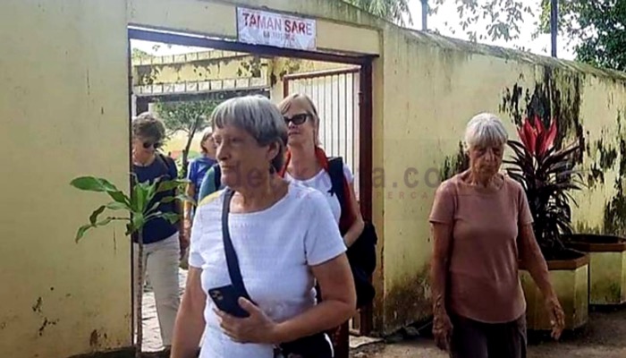 Sejumlah wisatawan mancanegara saat berkunjung ke Museum Keraton Sumenep beberapa waktu lalu.