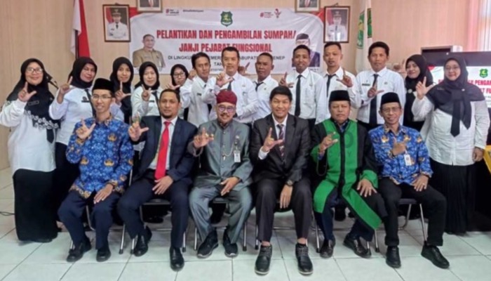 Kepala BKPSDM Kabupaten Sumenep, Abdul Madjid foto bersama Kadisdik Agus Dwi Saputra usai pelantikan pejabat fungsional.