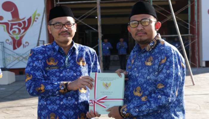 Bupati Sumenep, Achmad Fauzi menerima 165 SHM aset Pemkab Sumenep dari Kepala BPN setempat.