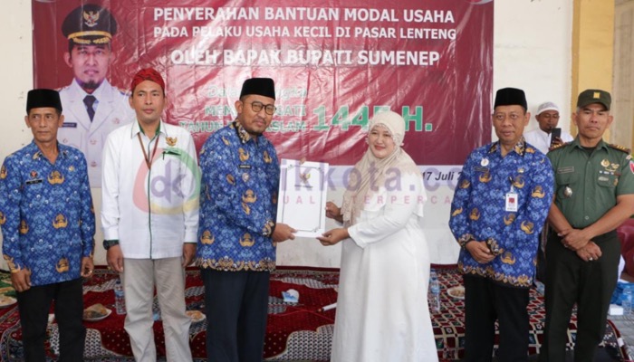 Bupati Sumenep, Achmad Fauzi secara simbolis menyerahkan bantuan modal usaha bagi pelaku UMKM di Pasar Lenteng.