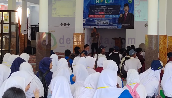 Kapolsek Tegalsari, Iptu Ahmad Rudy saat memberikan penyuluhan pada acara MPLS SMKN 1 Tegalsari.